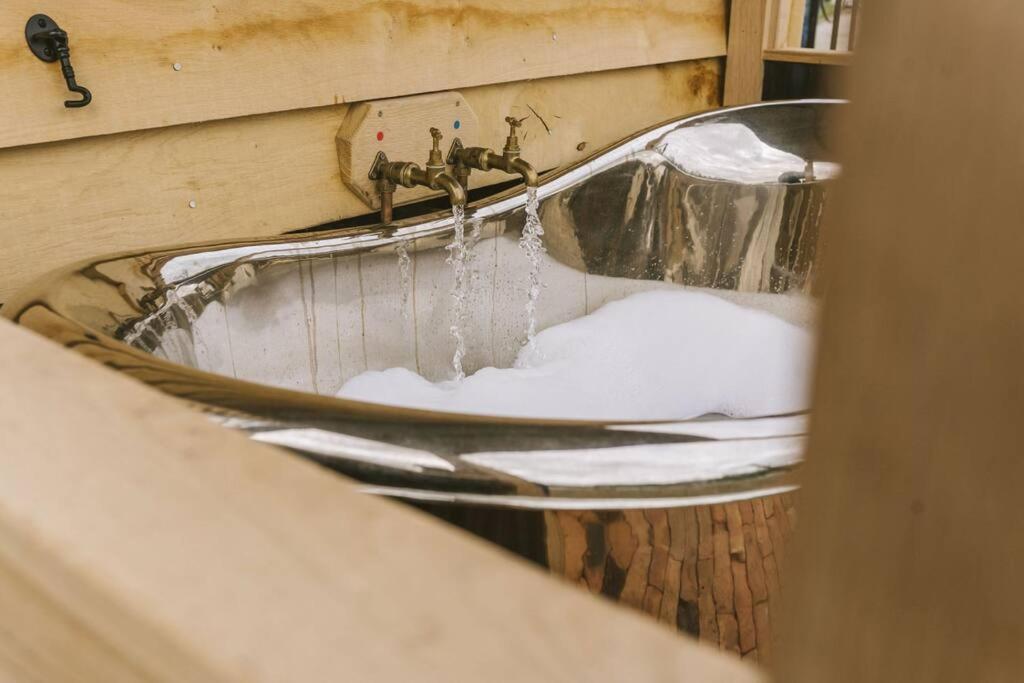 Island Hut - Outdoor Bath Tub, Firepit And Water Equipment Apartment Saltford Ngoại thất bức ảnh